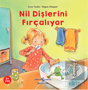 Nil Dişlerini Fırçalıyor