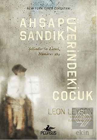 Ahşap Sandık Üzerindeki Çocuk