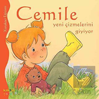 Cemile Yeni Çizmelerini Giyiyor