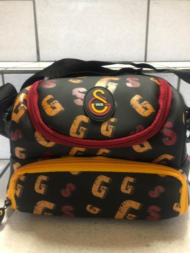 GALATASARAY GS YAZI DETAYLI SUNİ DERİ BESLENME ÇANTASI